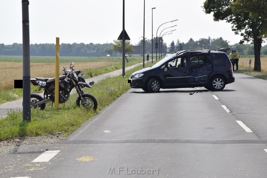 Schwerer Krad Pkw Unfall Koeln Porz Libur Liburer Landstr (Krad Fahrer nach Tagen verstorben) P075.JPG - Miklos Laubert